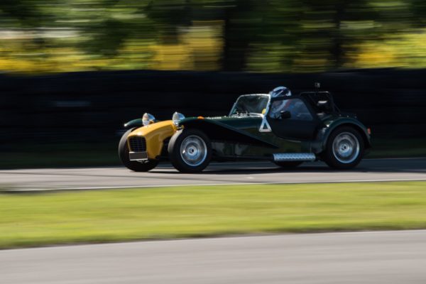 Ancienne voiture sur circuit