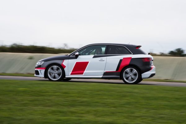 Audi A3 sur circuit coté