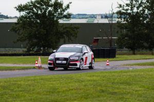 Audi A3 sur circuit avant 2