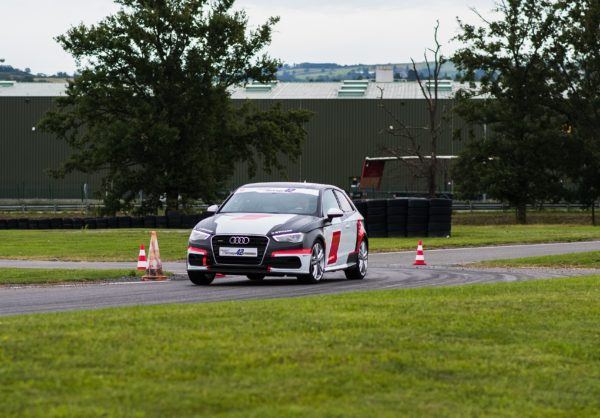 Audi A3 sur circuit avant 2