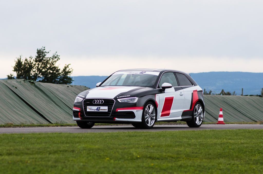 Audi A3 sur circuit avant