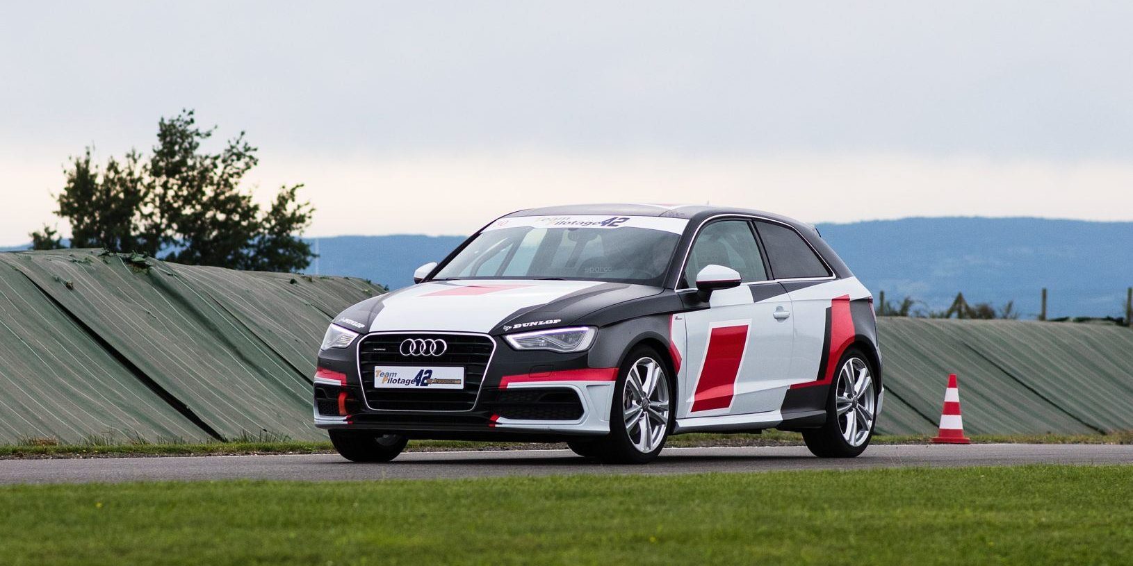 Audi A3 sur circuit avant